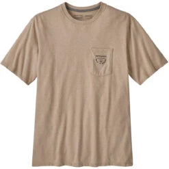 PATAGONIA M'S FORGE MARK CREST POCKET RESPONSIBILI- TEE OAR TAN 23