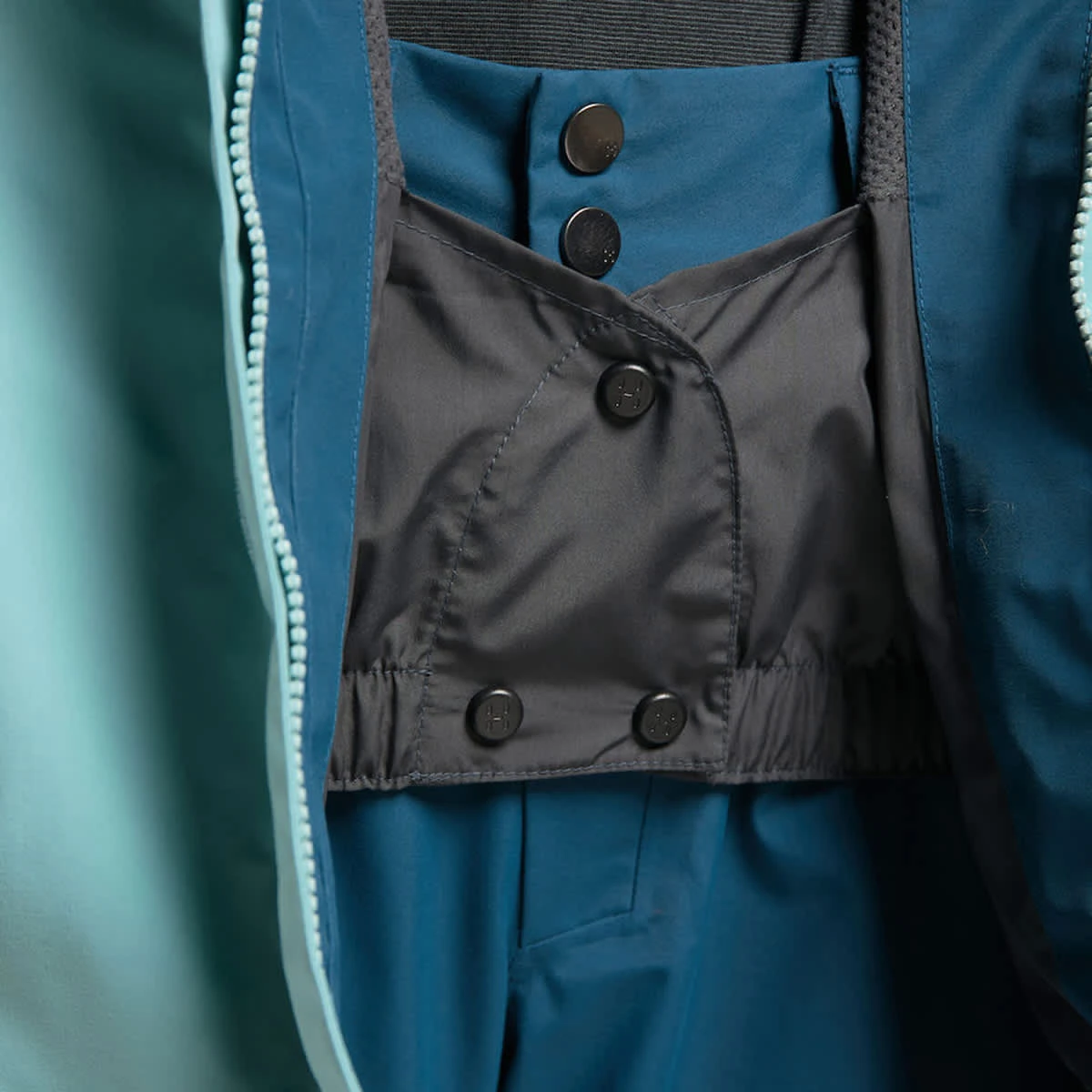 Haglöfs HAGLÖFS ELATION GTX JKT W FROST BLUE/DARK OCEAN 22 7 Haglöfs HAGLÖFS ELATION GTX JKT W FROST BLUE/DARK OCEAN 22 – Image 7